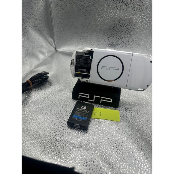 psp 3000 white w/accessories - Picture 2 of 11